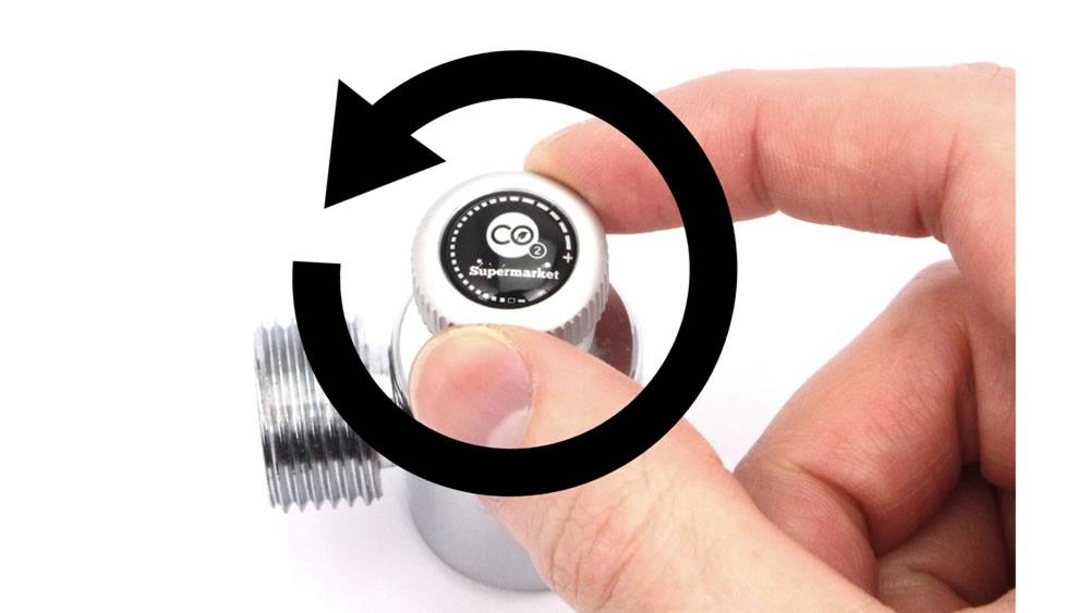 Drei justeringsknappen på SodaStream-adapteren mot klokken