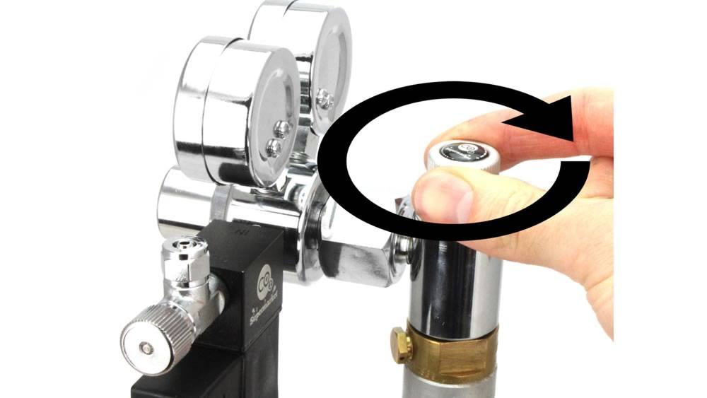 Drei Advanced SodaStream-adapterens strømningsjustering med klokken.