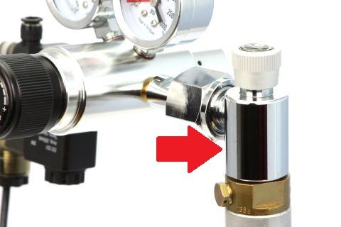 Foto av en SodaStream-adapter i bruk.