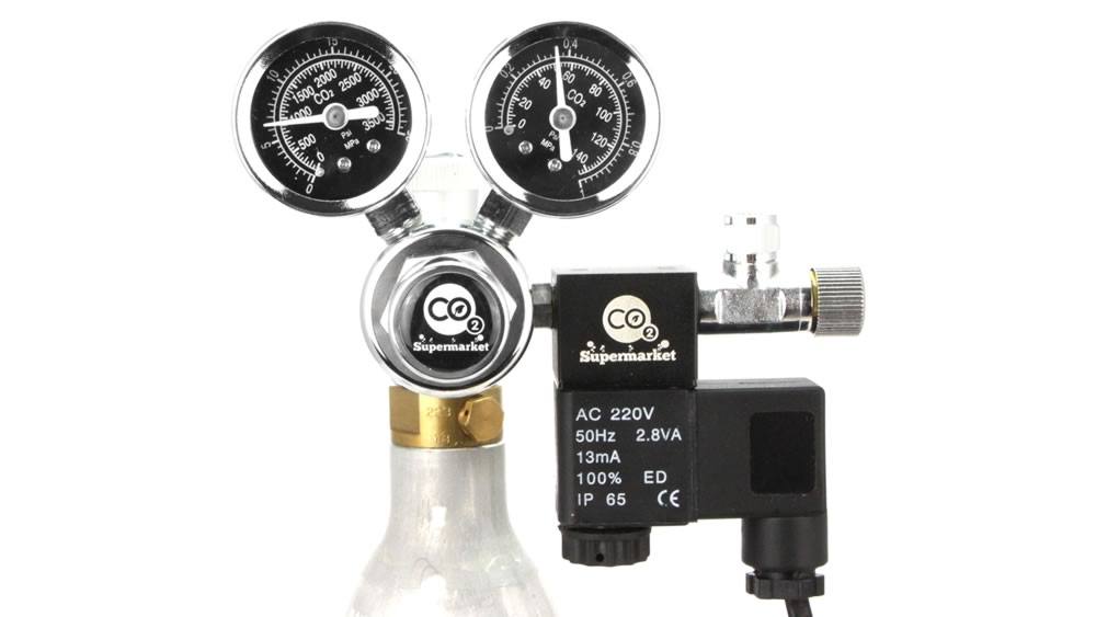 CO2-regulator festet til SodaStream-sylinder ved hjelp av en adapter