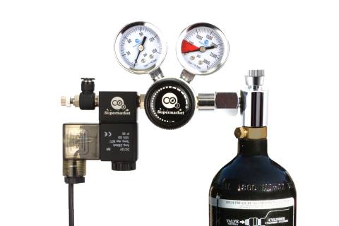 Avansert adapter koblet til paintball sylinder og regulator