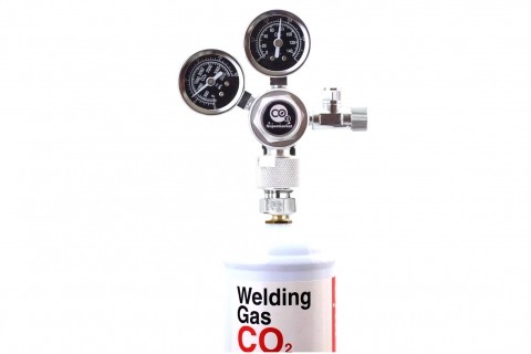 CO2-regulator festet til sveise-CO2-sylinder ved hjelp av en adapter