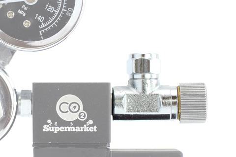 Foto av mannlig nålventil festet til magnetventilator