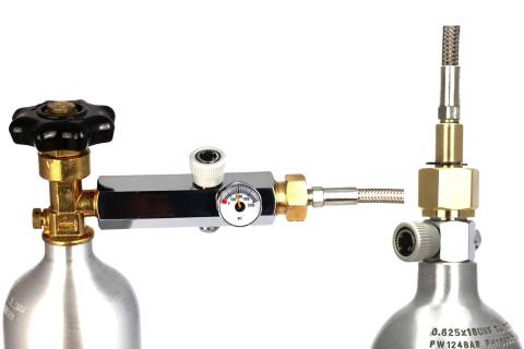 Fylle en CO2-sylinder ved hjelp av påfyllingsadapteren