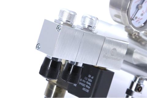 Foto som viser ekstra manifold montert på en Ultimate-Pro CO2-regulator