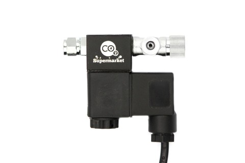 Foto av solenoid med nålventil