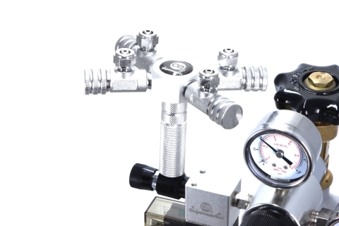 4-veis splitter koblet til en CO2-regulator