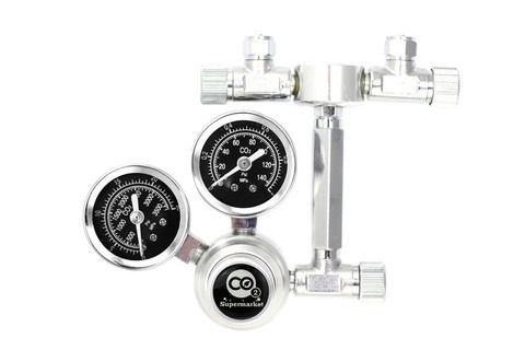 Foto som viser en splitter festet til en CO2-regulator