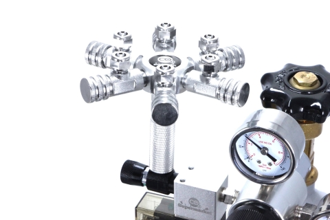 6-veis splitter koblet til en CO2-regulator