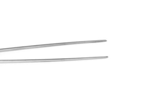 Nærbilde av tips av rette pincett til akvarium planter