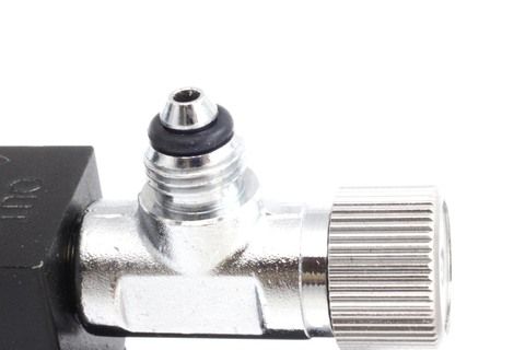 Foto av liten o-ring festet til nålventilen