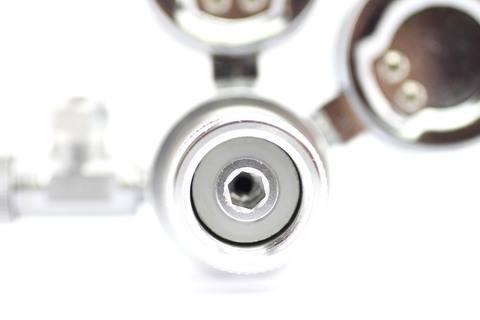 Bilde av gummi-polyuretan-skivepakning på en CO2-regulator.